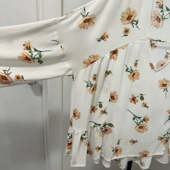 Forever 21 Floral V-Neck Women's Top. #06 - Picture 7 of 10